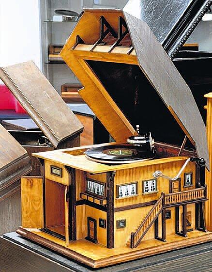 Verkaufsschlager nach dem Krieg: Ein Grammophon als Schwarzwaldhaus. Es gehört zur Sammlung des Deutschen Phonomuseums in St. Georgen. ...