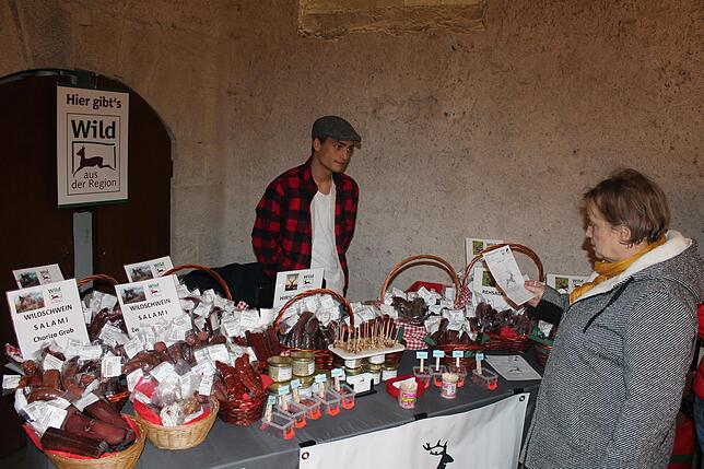 Zahlreiche Interessierte lockte der Stand von „Schwarzwaldwild Hevart“ aus Bonndorf-Dillendorf im Gewölbekeller an. David Pe ...