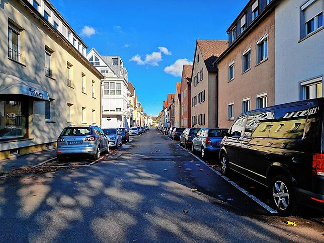 In der Kleinebergstraße, unweit des Hinteren Hafens, parken Autofahrer zehn Stunden lang – für 4,40 Euro.