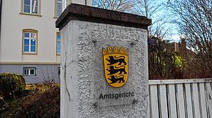 Ein 42-jähriger Angeklagter steht wegen verschiedenster Straftaten vor dem Amtsgericht Singen – er hat ganze 35 Vorstrafen.