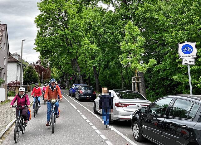 Die gestrichelte Linie neben den geparkten Autos ist kein Fußgängerweg, wie man das vermuten könnte, sondern dient dem nötigen Abstand ...