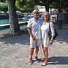 Sandra und Michael Breuninger stehen am Gondelehafen gegenüber des Stadtgartens, im Hintergrund der Konzilvorplatz. Links neben dem Baum ...