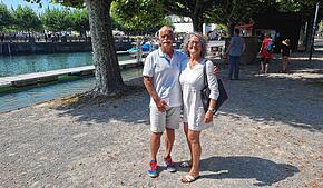 Sandra und Michael Breuninger stehen am Gondelehafen gegenüber des Stadtgartens, im Hintergrund der Konzilvorplatz. Links neben dem Baum ...
