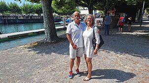 Sandra und Michael Breuninger stehen am Gondelehafen gegenüber des Stadtgartens, im Hintergrund der Konzilvorplatz. Links neben dem Baum ...
