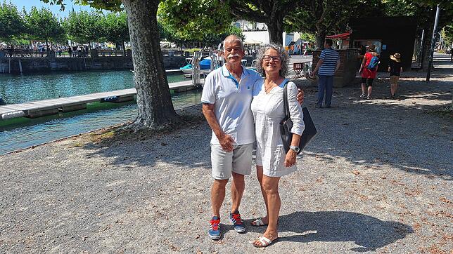 Sandra und Michael Breuninger stehen am Gondelehafen gegenüber des Stadtgartens, im Hintergrund der Konzilvorplatz. Links neben dem Baum ...