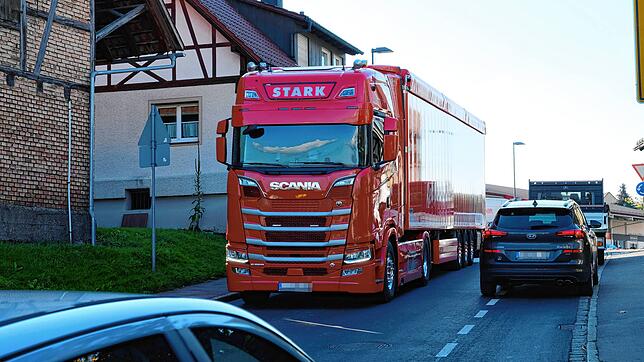 Für Gegenverkehr ist bei Lastwagen in Unterraderachs Straßen zu wenig Platz.