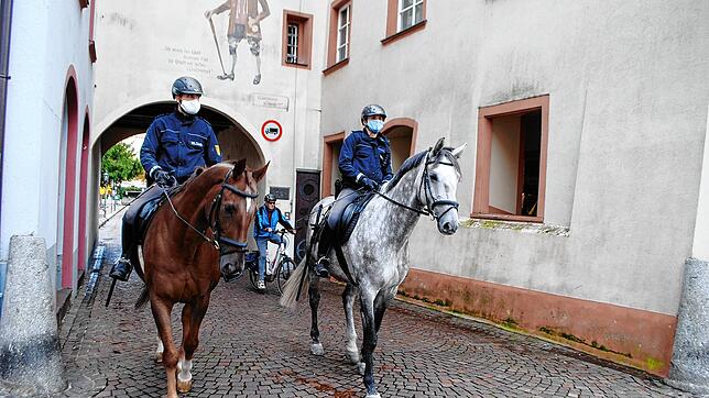 Hoch zu Ross passierten die zwei Beamten der Polizeireiterstaffel Mannheim bei ihrem Einsatz in Waldshut das Obere Tor.