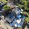 Schwarze verkohlte Balken ragen in die Luft: In der Nacht auf Samstag wurden ein Wohnhaus und eine Scheune bei einem Feuer beinahe ...