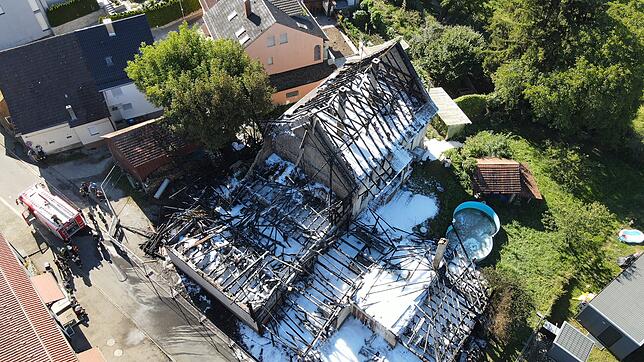 Schwarze verkohlte Balken ragen in die Luft: In der Nacht auf Samstag wurden ein Wohnhaus und eine Scheune bei einem Feuer beinahe ...