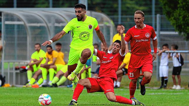 Veysel Kayantas (links) vom TSV Singen erhielt die meisten Stimmen der Landesliga-Trainer.