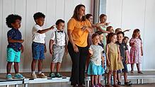 Mit munteren Bewegungsliedern bezaubert der Spatzenchor, der jüngste Sängernachwuchs zwischen drei und sieben Jahren, des ...