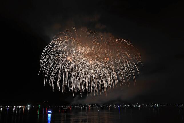 Bild 20: Konstanzer Seenachtfest 2024 - Jetzt knallt's! Das Feuerwerk am Bodensee bringt Zuschauer zum Staunen