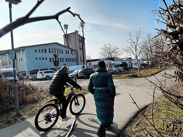 Der Bodensee-Radweg zwischen Petershausen und Wollmatingen ist sowohl bei Fußgängern und Radfahrern beliebt. Sie müssen sich den drei ...