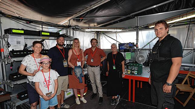 Gewinner bei der Backstage-Führung des SÜDKURIER vor dem Konzert von Lea und Lotte (von links): Christine und Mia Kiefer, Stefan und ...