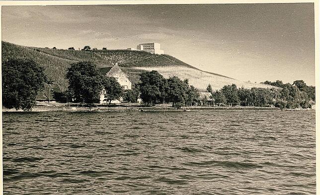 Das verkleidete Stangengerüst vom Bodensee aus. Die 120 mal 70 Meter messende nationalsozialistische Totenburg oberhalb der Haltnau wäre ...