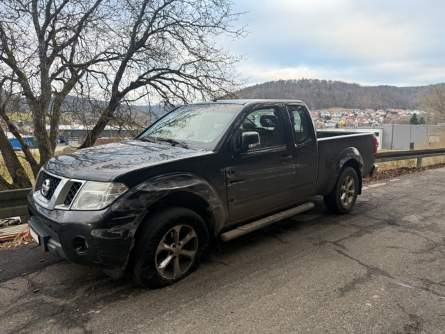 Mit diesem in Wilchingen (Kanton Schaffhausen) gestohlenen Auto hat ein Unbekannter einen Unfall gebaut. Er hat es an der Grenze auf der ...