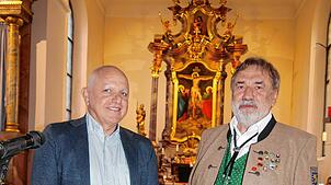 Frank Bruschinsky (links) und Erwin Gebhart bei der Ehrung während des Kirchenkonzerts in der Schlatter Kirche St. Philippus und ...
