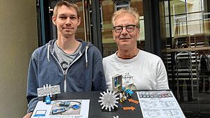 Freuen sich über den Artur Fischer-Erfinderpreis: Oliver Riester (links) und Hans-Peter Deigner mit dem Modell, das sie für die ...