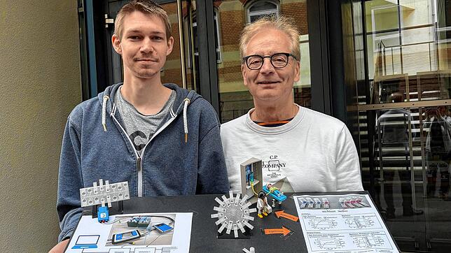 Freuen sich über den Artur Fischer-Erfinderpreis: Oliver Riester (links) und Hans-Peter Deigner mit dem Modell, das sie für die ...