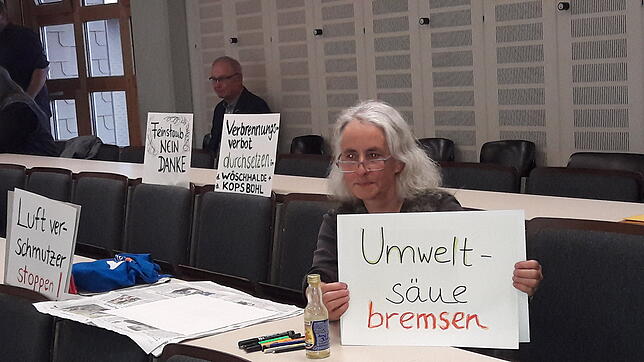 Wie emotional die Diskussion um die Aufhebung des Holzverbrennungsverbots in Villingen-Schwenningen geführt wird, zeigen diese ...