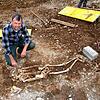 Grabungsleiter und Archäologe Jürgen Hald mit dem Skelett einer mindestens 25 Jahre alten Frau, die auf der Richtstätte bei Allensbach ...