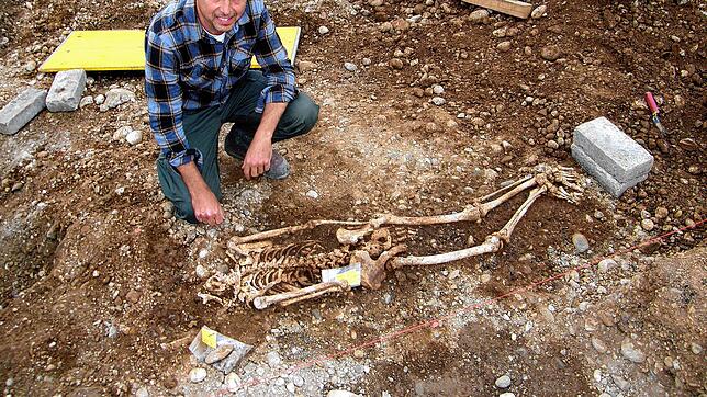 Grabungsleiter und Archäologe Jürgen Hald mit dem Skelett einer mindestens 25 Jahre alten Frau, die auf der Richtstätte bei Allensbach ...