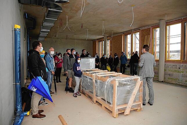 Hier und da türmt sich Baumaterial: Noch ist Einiges zu tun im Neubau, der Innenausbau kündigt sich an.