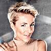Alexandra Hofmann steht seit mehr als 30 Jahren mit ihrer jüngeren Schwester auf der Bühne.