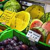 Gelbe und rote Wassermelonen auf dem Wochen- und Fischmarkt an der Promenade in Frauenfeld im Kanton Thurgau: Einheimische Äpfel ...