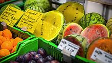 Gelbe und rote Wassermelonen auf dem Wochen- und Fischmarkt an der Promenade in Frauenfeld im Kanton Thurgau: Einheimische Äpfel ...