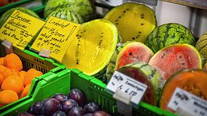 Gelbe und rote Wassermelonen auf dem Wochen- und Fischmarkt an der Promenade in Frauenfeld im Kanton Thurgau: Einheimische Äpfel ...