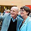 Daniel Born (SPD), Vizepräsident des Landtags von Baden-Württemberg, macht ein Selfie mit Saskia Esken im Landtag bei der Feierstunde ...
