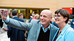 Daniel Born (SPD), Vizepräsident des Landtags von Baden-Württemberg, macht ein Selfie mit Saskia Esken im Landtag bei der Feierstunde ...