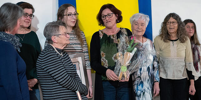 Für das Team der katholischen öffentlichen Bücherei nahmen Evi Beil, Claudia Hauser, Christel Bitzer, Judith Richter, Heidi Gmeiner, ...