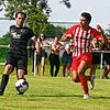Fabian Roth (r. FV Walbertsweiler-R.) im Zweikampf mit dem Marbacher Patrick Epple.