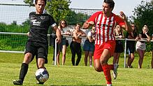 Fabian Roth (r. FV Walbertsweiler-R.) im Zweikampf mit dem Marbacher Patrick Epple.