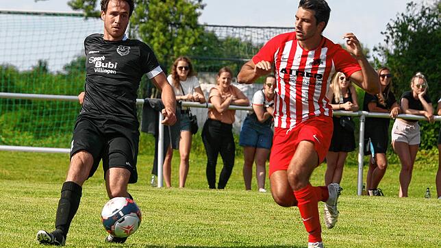 Fabian Roth (r. FV Walbertsweiler-R.) im Zweikampf mit dem Marbacher Patrick Epple.