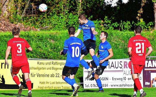 Bilderbuch-Tor: Simon Gantert trifft per Kopf nach Freistoß von Daniel Bächle zum 1:0 für die SG Mettingen/Krenkingen beim VfR Bad ...