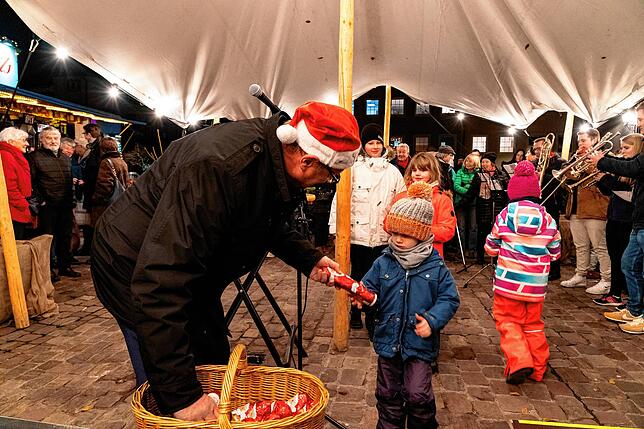 Oberbürgermeister Jürgen Roth verteilt zur Eröffnung des Villinger Weihnachtsmarkts Schokoladennikoläuse an die Kinder.