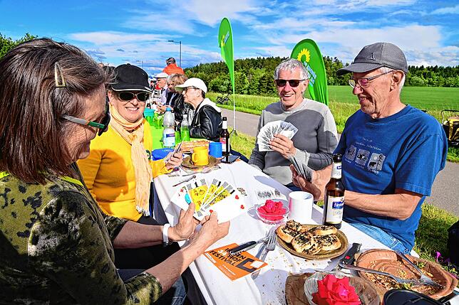 Bild 14: Tausende feiern an der Langen Tafel bei Schnittchen und Fleischbällchen