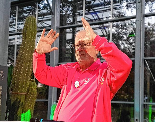 Siegfried Rösler bei seinem Vortrag über Sukkulenten.