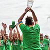 Da ist das Ding: Nach einem dramatischen Finale in Rheinfelden gegen den FC Hauingen durfte Spielführerin Fabiane Priscila Leite de ...