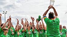 Da ist das Ding: Nach einem dramatischen Finale in Rheinfelden gegen den FC Hauingen durfte Spielführerin Fabiane Priscila Leite de ...