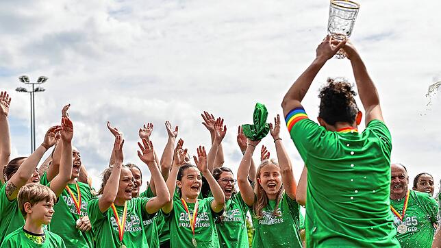 Da ist das Ding: Nach einem dramatischen Finale in Rheinfelden gegen den FC Hauingen durfte Spielführerin Fabiane Priscila Leite de ...