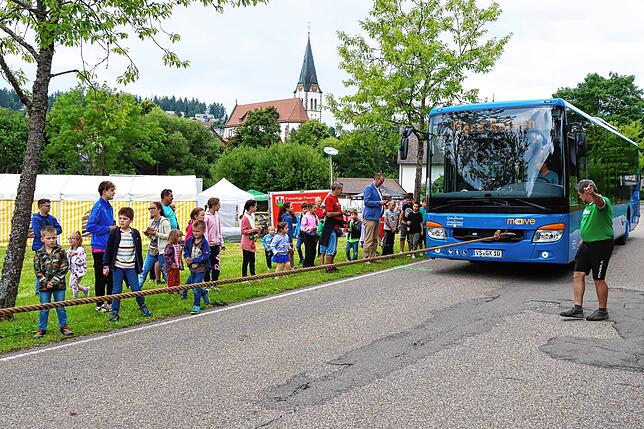 Ganz genau wird der Bus, den die Tauzieher später ziehen, am Start positioniert.