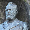 Ein Denkmal erinnert noch heute an den Fabrikanten Ernst Friedrich Krafft. Er ist der erste Ehrenbürger der Stadt.