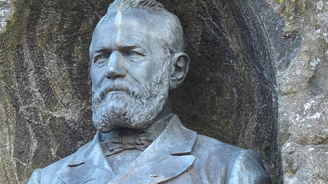 Ein Denkmal erinnert noch heute an den Fabrikanten Ernst Friedrich Krafft. Er ist der erste Ehrenbürger der Stadt.