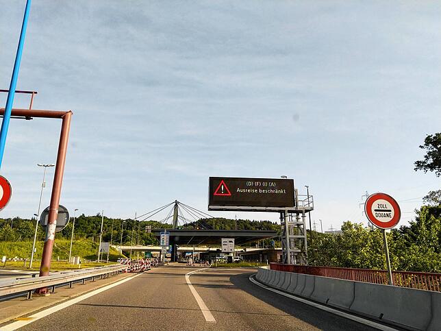 Bild 12: Von Bauzaun zu Bauzaun, von Betonsperre zu Betonsperre: Eine Schweiz-Reise in Bildern entlang der geschlossenen Grenze von Jestetten bis Basel