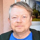 Michael von Thile, Leiter des ambulanten Pflegedienstes für die Seniorenanlage in der Hardtstraße, zeigt auch zwei Tage nach dem Brand ...