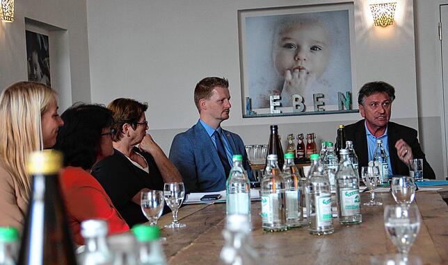 Der baden-württembergische Minister für Soziales, Gesundheit und Integration Manne Lucha (rechts) im Gespräch mit OB Simon Gröger und ...